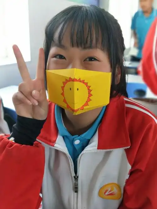 东联学校特色抗疫美术活动——"拯救微笑"艺术口罩的设计与制作