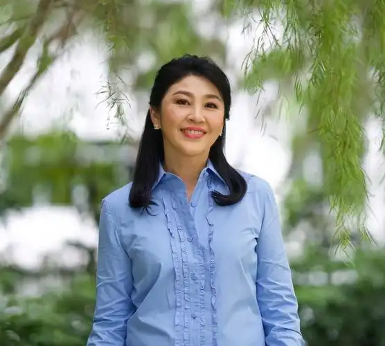 55岁英拉罕见晒美照!换了新发型更美了,穿木耳边蓝衬衫真显嫩啊