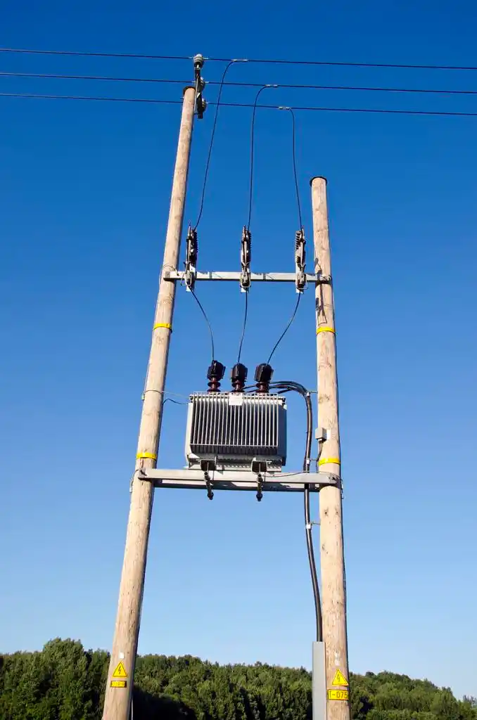木制实用程序杆与电力线路和变压器