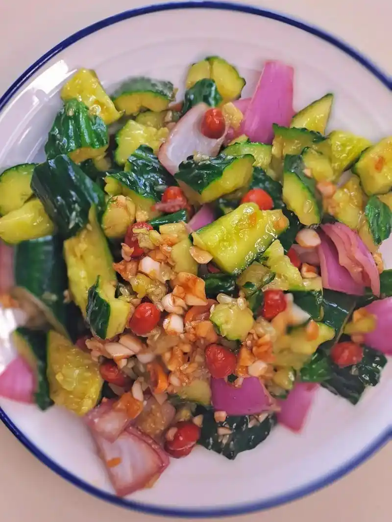 天气越来越热了,来点开胃小菜吧! 做法:1,黄瓜两 - 抖音