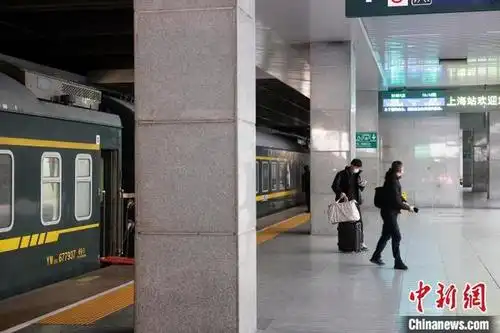 工作人员对铁路上海站相关站台进行临时管控. 殷立勤 摄