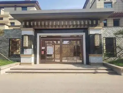 新中式就是其中的一种,新中式大门其备受青睐的原因便是它摒弃了西方