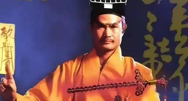 僵尸,糯米,黄符,八卦镜,还有那个身穿黄道袍,头戴纯阳巾的老道士.