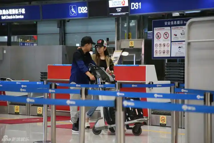 组图:袁文康携神秘女友出征威尼斯 机场亲昵_高清图集_新浪网