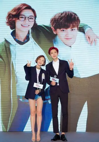 袁姗姗身穿黑色外套与朴灿烈出席电影发布会