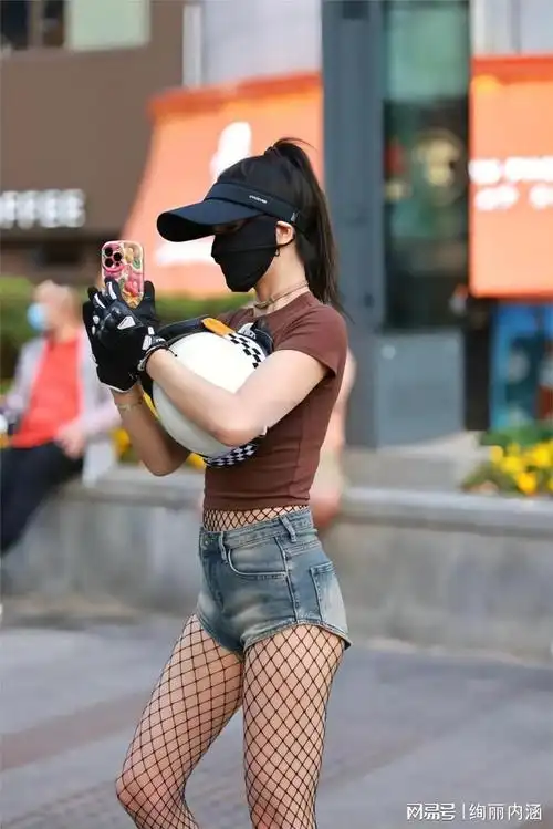 总的来说,红色紧身t恤搭配蓝色休闲牛仔短裤 渔网丝袜是一种非常有