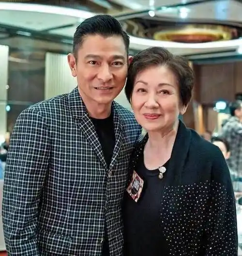 刘德华54岁老婆近照,身体发福胖成大妈,女儿漂亮可爱很像他_鹿晗_合作