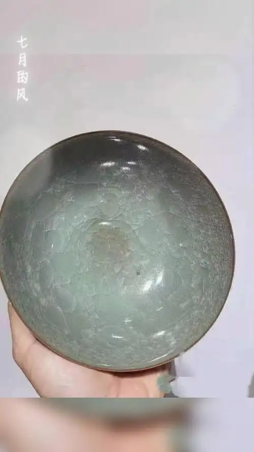 南宋官窑冰裂纹百级碎素面碗,非常漂亮,窑变,器型规整,口沿飞皮一处