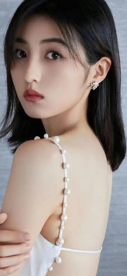 如今的张子枫,恍如邻家女孩,已经长成大姑娘,落落大方,性感唯美!