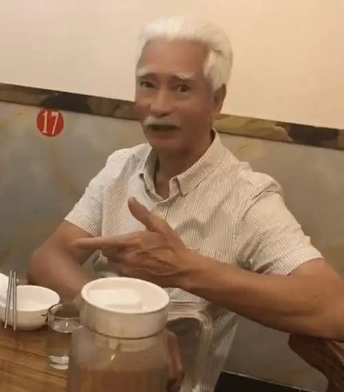 浙江金华:74岁高雄吃排档,一头银发惹眼,"霍元甲"堪称经典|演员|老戏