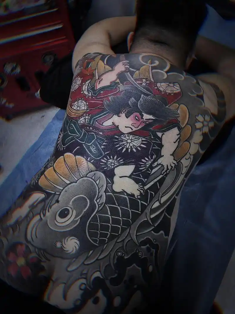 满背纹身