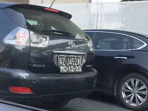 这是一辆方向盘在右侧的澳门车,走港珠澳大桥需要挂这种两岸车牌,所以
