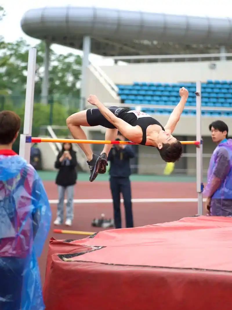 爷的青春回来啦!#体育生 #运动会上的超燃瞬间 #跳高  - 抖音