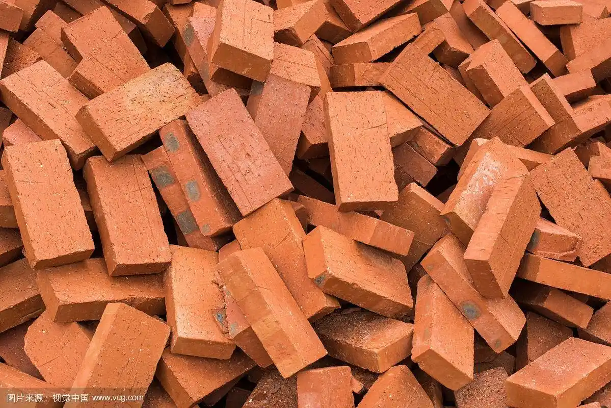 成堆的红色砖块建筑材料