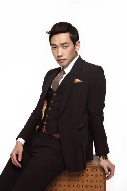 早期拍摄写真的郑智薰,尽显成熟男人姿态,网友:rain好帅啊!