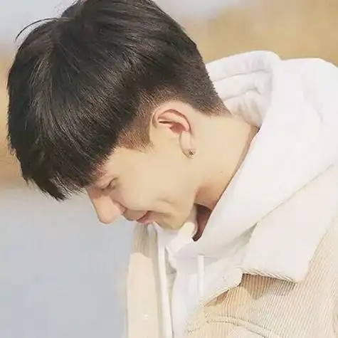 低头含羞酒窝男孩唯美男生头像图片