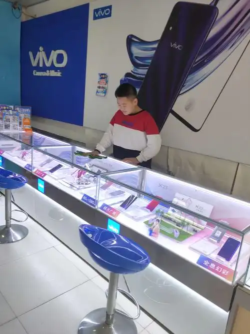 柜台擦的一尘不染,有利于销售!