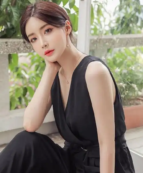 高冷御姐五官精致 美女图片