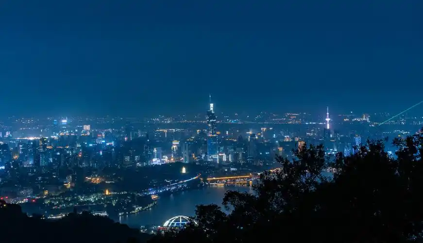 南京紫金山实拍城市夜景因为阴天加上空气质量不佳多少还是有些不通透