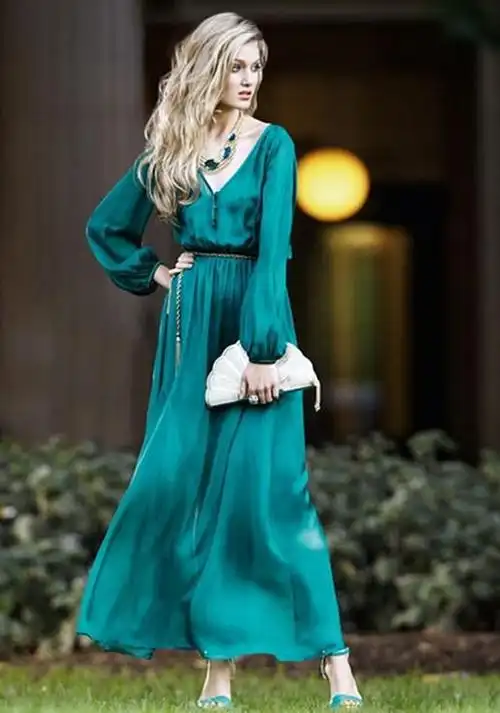 孔雀蓝色配什么颜色最搭(孔雀蓝毛衣怎么搭配)