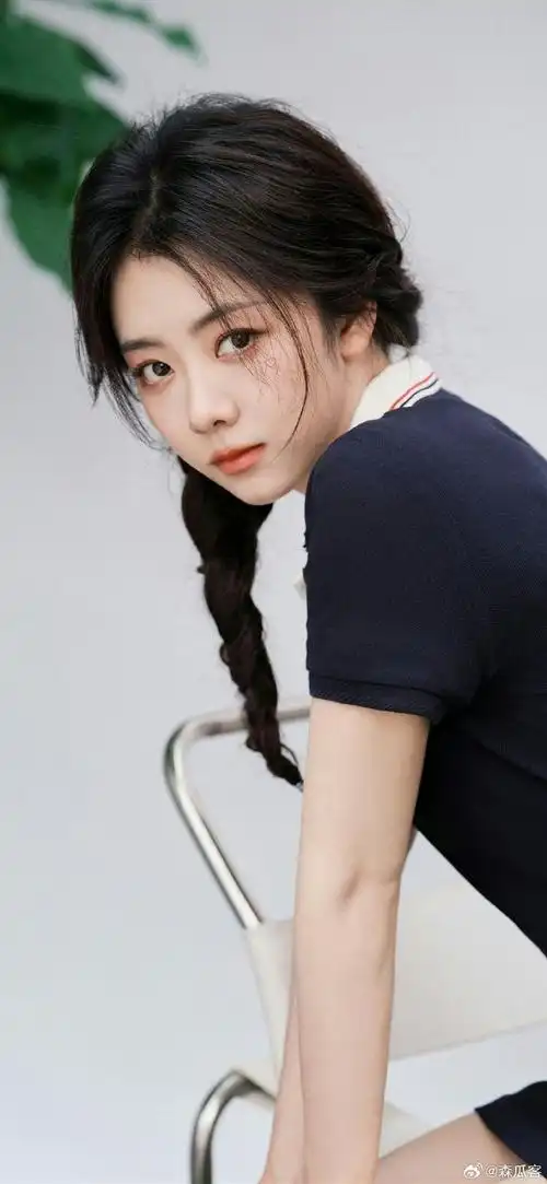 谭松韵(seven,1990年5月31日—),出生于四川泸州,毕业于北京电影言汉