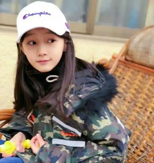 8岁小四月撞脸关晓彤,颜值超过妈妈赵薇