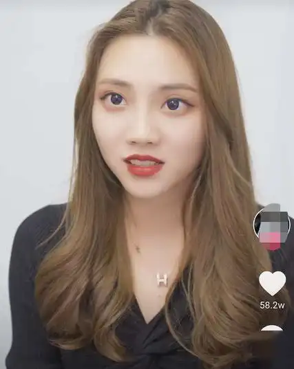 莫邪,1998年出生于广东,现居广州,与另一位网红田小野同属广州神狼