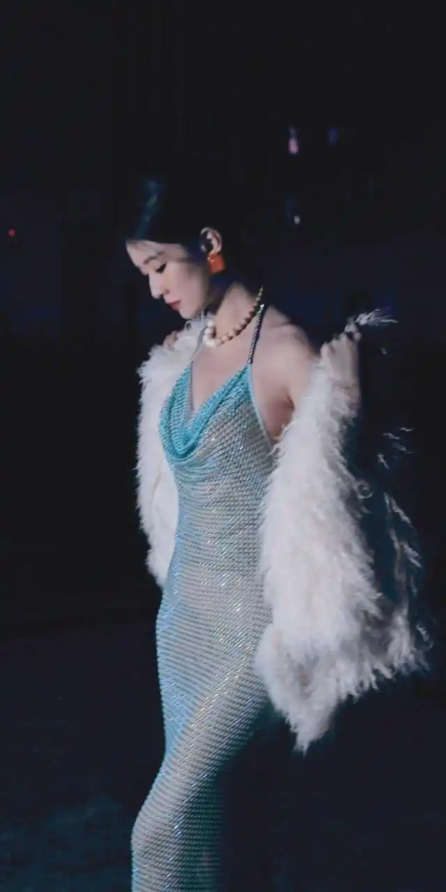 乔欣  水色露肩长裙  高跟凉鞋大长腿