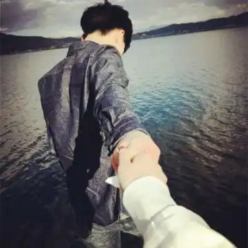 年轻情侣背影头像一人一张活泼俏皮 人生如戏我总穿帮