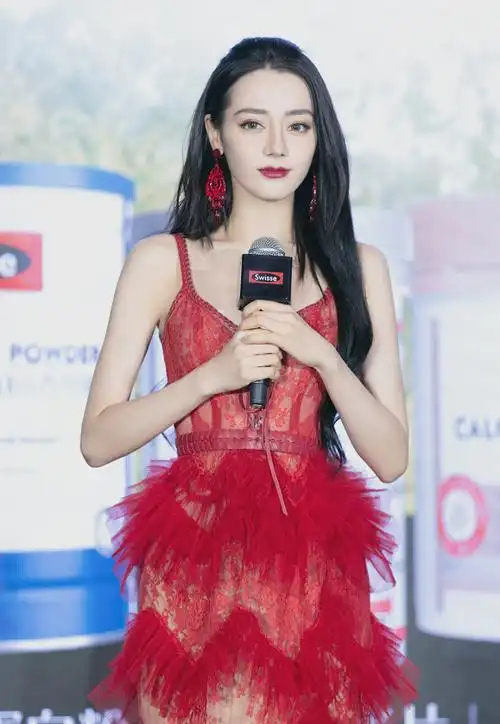 热巴越来越霸气了穿红裙变身高冷御姐皮肤竟然白到发光