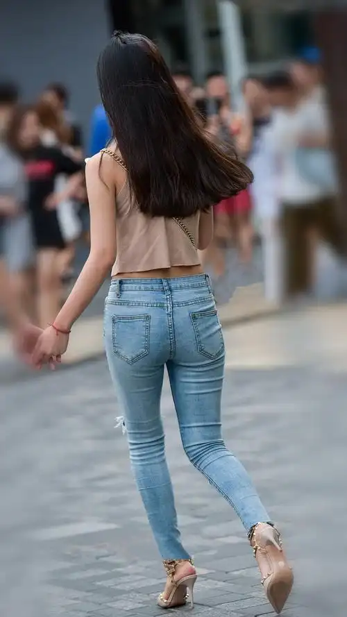牛仔裤的背影大同小异,短裤的穿搭让人沉迷!