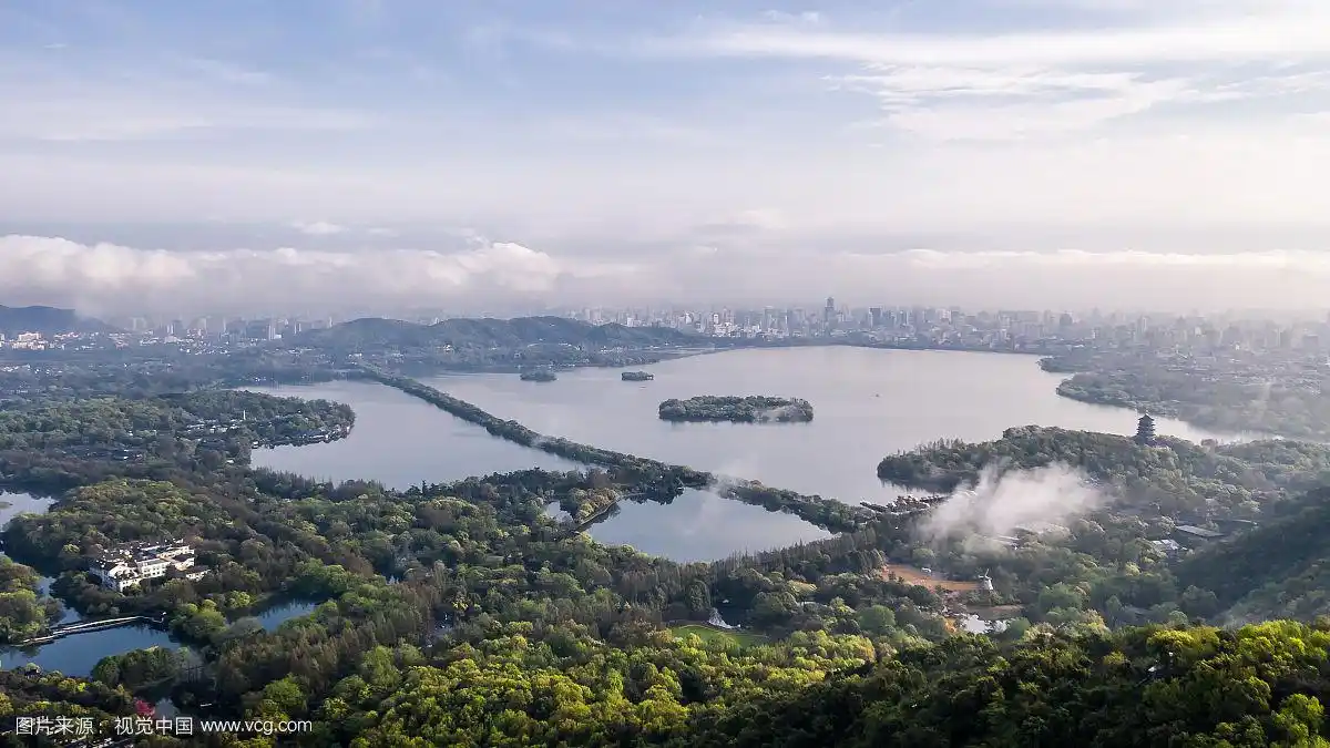 航拍日出时分的杭州西湖云雾缭绕