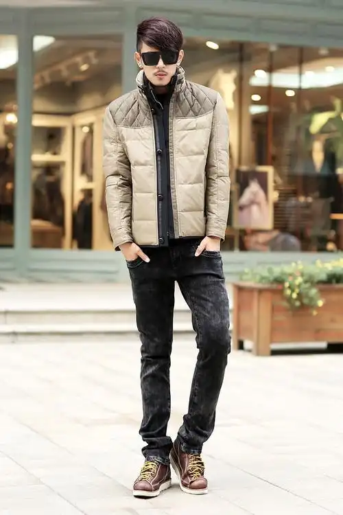 各位菩萨,请问卡其色的修身男士羽绒服搭配什么裤子比较好?