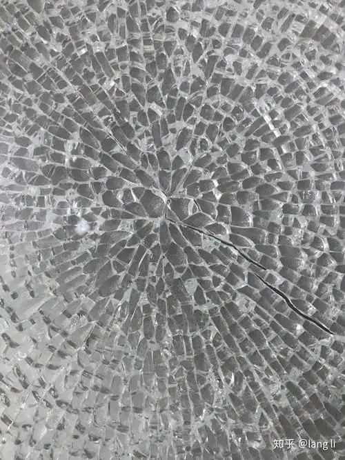 这块钢化玻璃可以看出怎么碎的吗