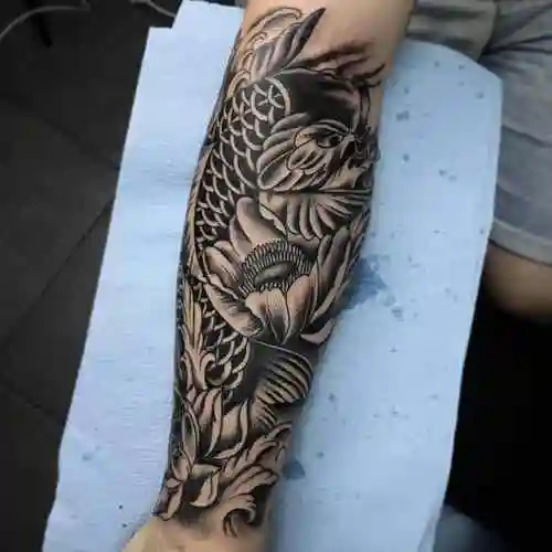 小臂老传统鲤鱼莲花纹身图案