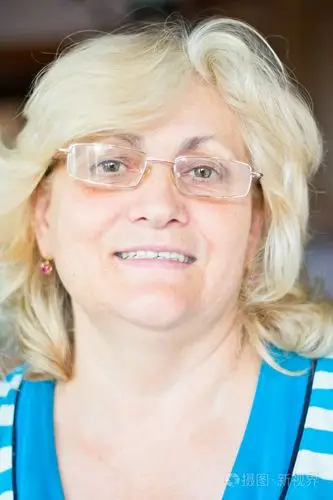 戴眼镜的中年妇女