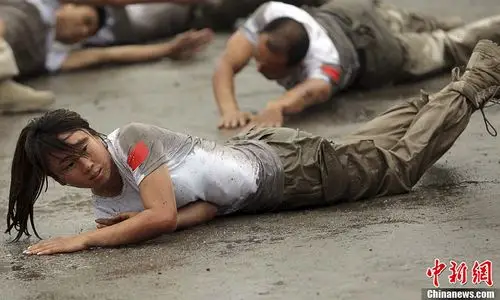 美女保镖特训:学格斗会礼仪能喝酒