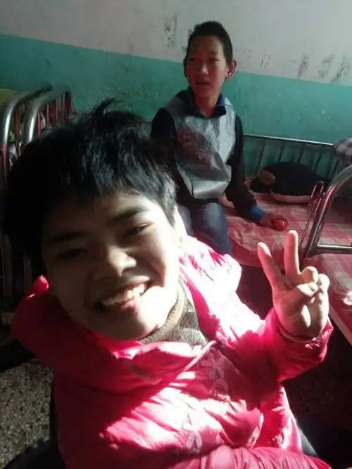 看看这些孤儿院的孩子们