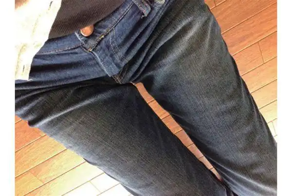 牛仔裤:坐下时,膝盖部位布料会凸出一块.