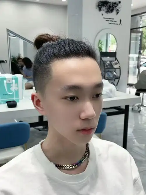 男人扎辫子发型