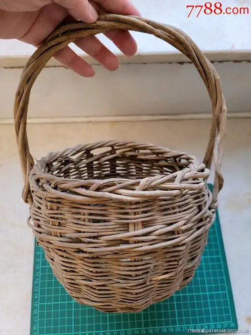 com)>首页>拍卖>植物编织工艺品>收到一款手工藤编提篮筐一件,古朴
