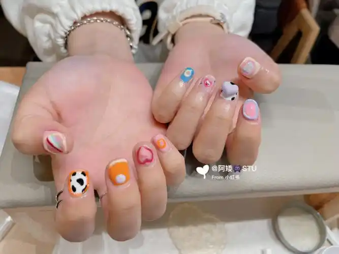 童稚短指甲美甲