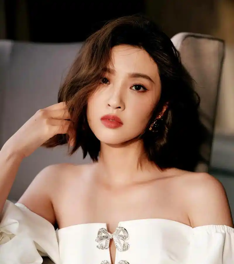 唐艺昕穿着一袭纯白的抹胸白裙,优雅地摇曳着身姿,展现出一流的气质和