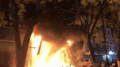 太原一住宅楼电动车起火,浓烟大火封死楼道口.