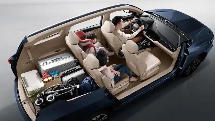 而在内饰方面,五菱凯捷的整体设计也更倾向于当前的主流设计,新车采用