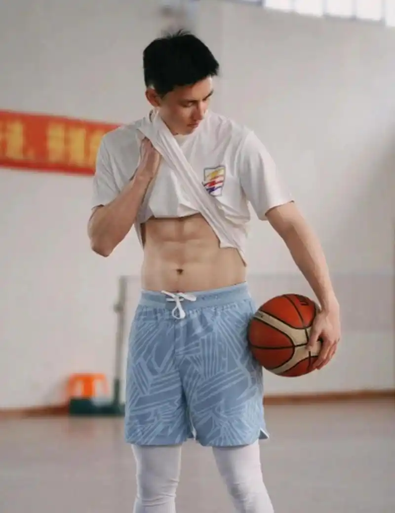 190cm超帅腹肌体育老师,爱运动的男生果然是最帅的!