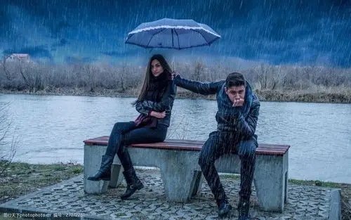 雨中浪漫情侣图片