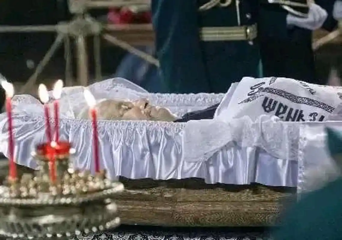 这是2007年,叶利钦病逝后的一张遗容照,照片中的他神态安详地躺在棺材