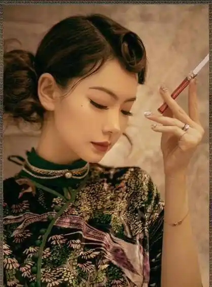 对着镜子欣赏自己的美貌,当然是美人们的习惯和爱好了,戚薇的旗袍造型