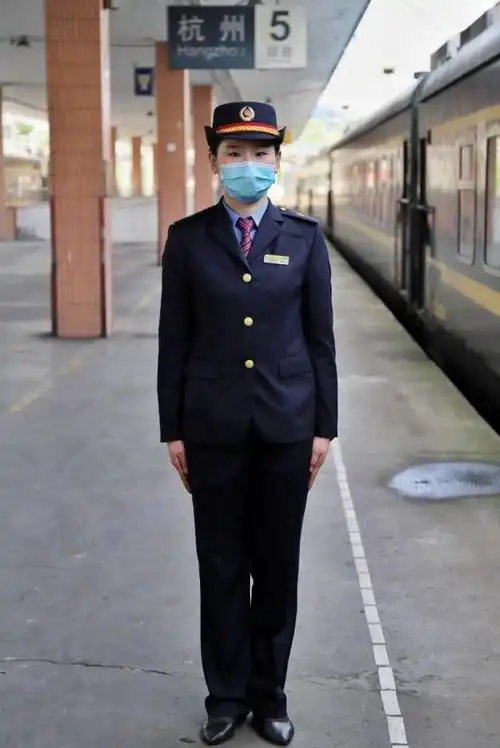 右侧为2019式新制服已经陆续换上新装普速列车上的铁路工作人员闲心